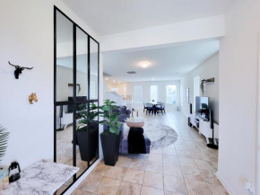 COZIER Home 3BR 2.5Bath Near IAH Movie Rm Karaoke Table Tennis